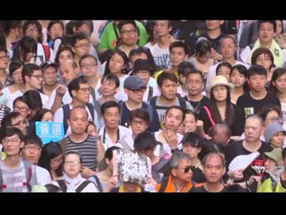 REBELOHET HONG KONGU GJYSEM MILIONI PROTESTUES...