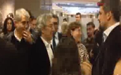 Can Dündar'a adliye koridordarında destek