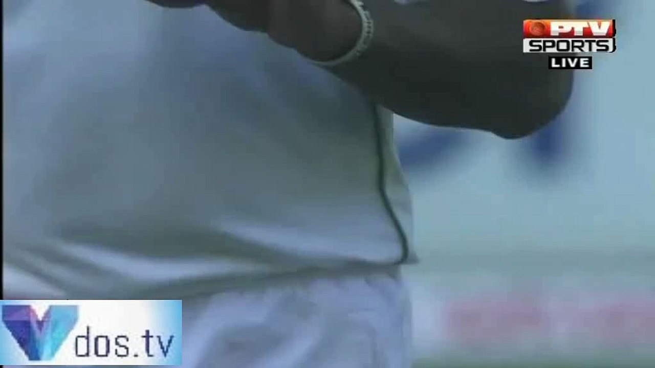 South Africa player Ball Tempering - Umpire Caught him !!