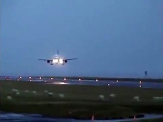 Yanlaya Yanlaya Uçağı Piste İndirmeye Çalışmak