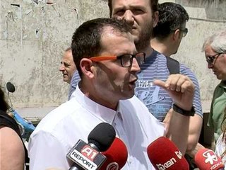 VIJON PROTESTA E ARTISTEVE FLET DREJTORI I TKOB,"ARTISTET DUHET TE FIRMOSIN KONTRATAT" LAJM