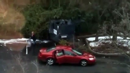 Тупая блондинка с подругами выбрасывает мусор. Ржач _)