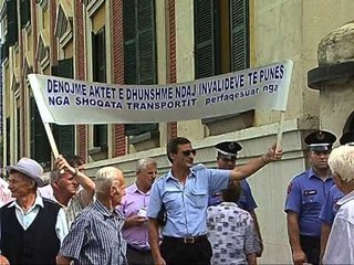 INVALIDET NE PROTESTA "KERKOJME ZGJIDHJE,PO NA ZBRESIN ME DHUNE NGA AUTOBUSET" LAJM