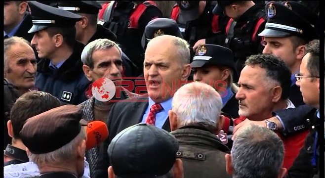 Tirane, Ish-të përndjekurit politikë përplasen me policinë para Parlamentit- Ora News