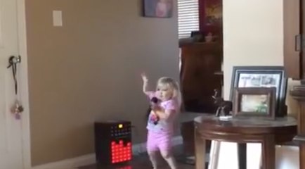 Une adorable fillette fan de Noël fait un show endiablé !