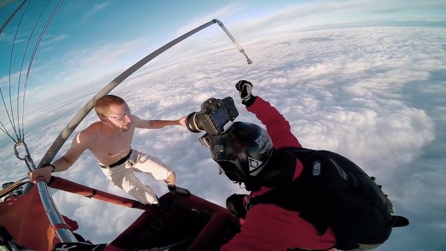 Antti Pendikainen saute d'une montgolfière sans parachute