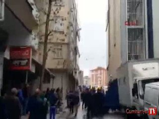 Tamirhanedeki kişileri kurtarmaya gelen polislere taşlı sopalı saldırı