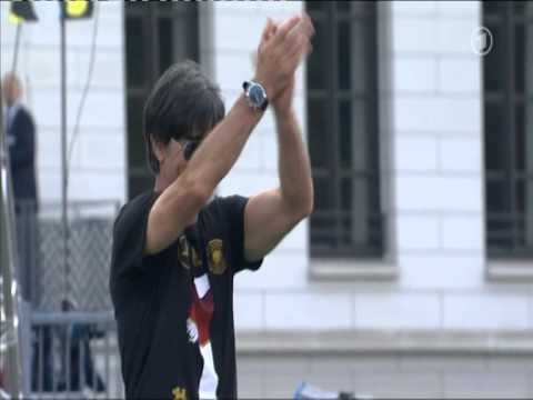 400 MIJE NJEREZ NE BERLIN GJERMANIA NDERON KAMPIONET E BOTES ME NJE FESTE MADHESHTORE LAJM