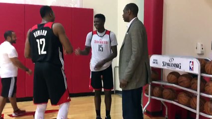 Devant Dikembe Mutombo, Clint Capela et Dwight Howard dévoilent le handshake "Not In My House"