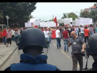 PROTESTA E SHQIPTAREVE POLICIA MAQEDONASE BARRIKADE PERPARA GJYKATES SE SHKUPIT LAJM