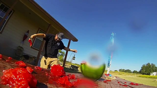 Ağır Çekim Görüntüleriyle Bir Karpuzun Paket Lastiği ile Patlatılma Anı