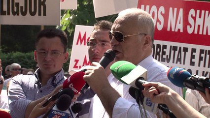 PERSONAT ME AFTESI TE KUFIZUAR PROTESOJNE PERPARA KUVENDIT