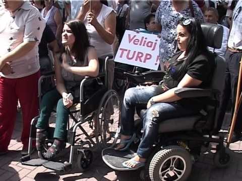 PROTESTA PARA KUVENDIT PERSONAT ME AFTESI TE KUFIZUAR KUNDER PROJEKTLIGJIT TE RI LAJM