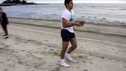 HOMBRE TROLO VENDE PAN CASERO EN LA PLAYA | Dos Bros