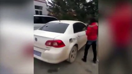 Mujer rompe coche de marido infiel con martillo