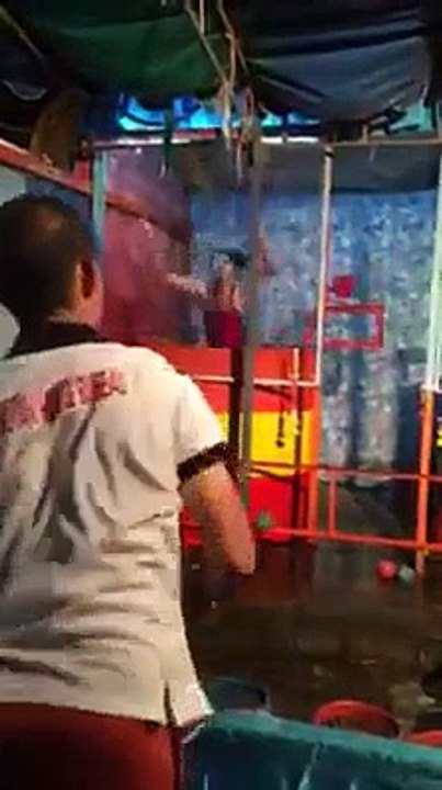 بال مارو لڑکی کو گراو مزیدار گیم