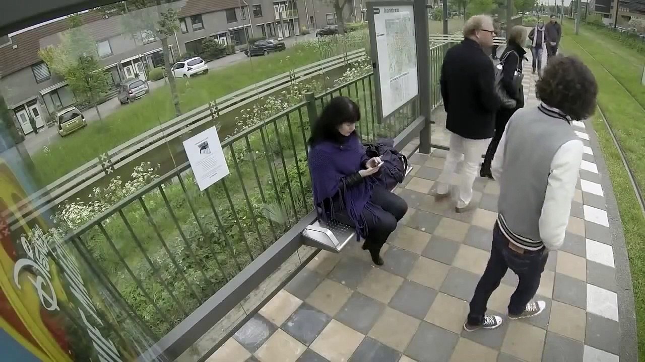 Мужик смеется на остановке (Амстердам)