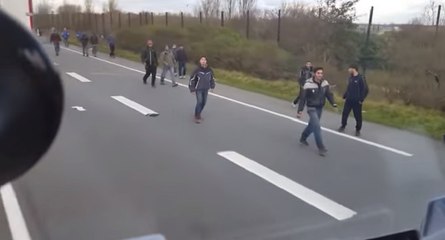 Chauffeur routier hongrois essaye de renverser des migrants à Calais