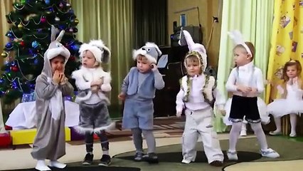 Download Video: Dança meninos coelhos. Crianças engraçadas na manhã de