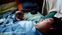 Vecinos en la cama. Niño divertido reacciona a roncar padre
