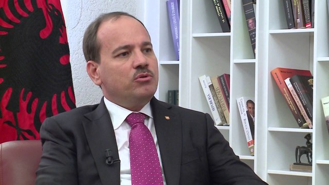FLET KREU I SHTETIT: JA ARSYET E KTHIMIT TE 3 LIGJEVE