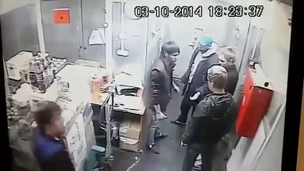 Un russe couche 3 gars en 1 minute !!