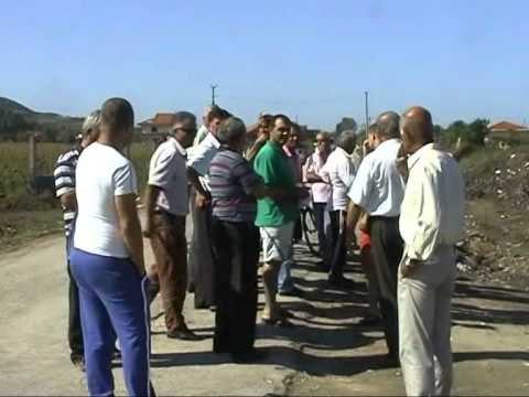 BANORET E NJE FSHATI BLLOKOJNE PUNIMET E FIRMES NE LEVAN FIER PER SHKAK TE SHPRONESIMEVE LAJM