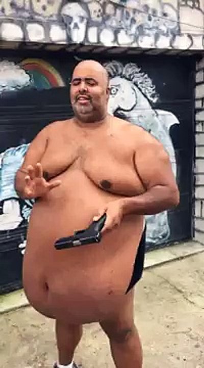 Un gros cache son arme