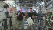Astronautas retan la gravedad para cocinar su cena de Acción de Gracias
