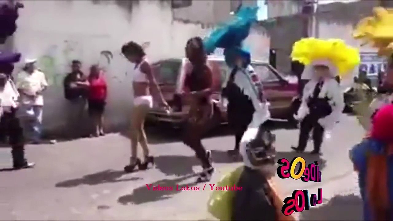 MUJER se le CAEN los CALZONES en PUBLICO jaja DIVERTIDO