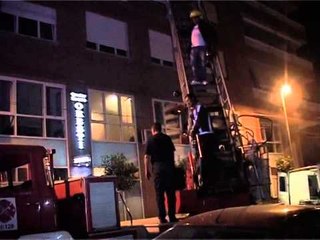 ZJARRI NE PARKING RREZIKON JETEN E BANOREVE TE NJE PALLATI NE KRYEQYTET LAJM