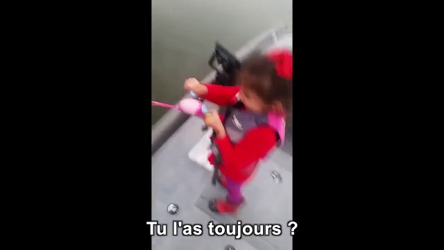 Une petite fille attrape un poisson avec sa canne à pêche barbie