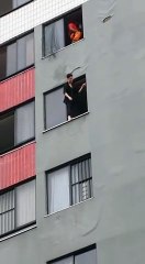 Le pompier sauve une femme sur le point de se suicider d'une façon totalement incroyable