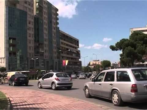 NIS DEKORIMI I TIRANES,VENDOSEN TABELAT REKLAMUESE DHE FLAMUJT PER VIZITEN E PAPES LAJM