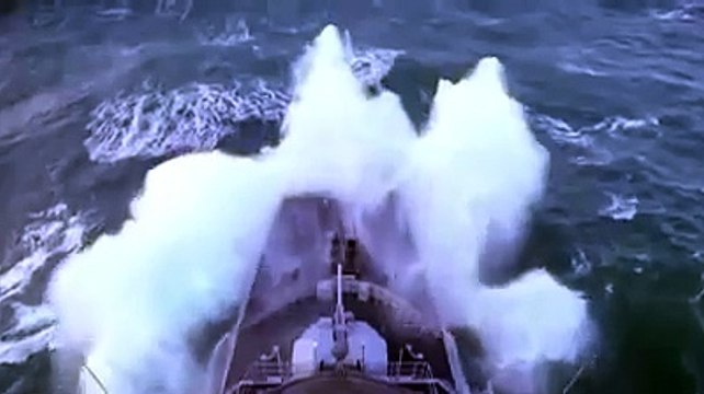 bir-savas-gemisinin-dev-okyanus-dalgalariyla-mucadelesi