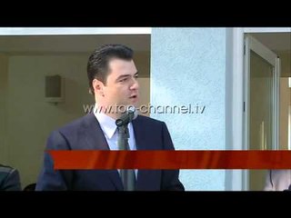 Basha uron nxënësit - Top Channel Albania - News - Lajme