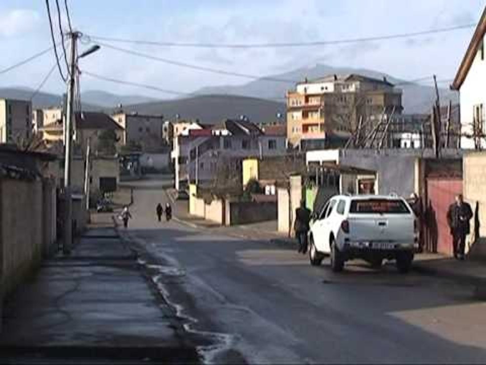 KUKES,QELLOJNE ME ARME DREJTORIN E “OSHEE”, SHOQEROHEN DY PRONARET E NJE BIZNESI LAJM