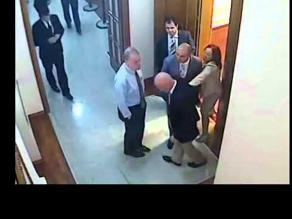 INCIDENTI ME STRAZIMIRIN,PUBLIKOHET VIDEOJA KU DEPUTETI I PD GODITET NGA NDOKA E NDREU LAJM