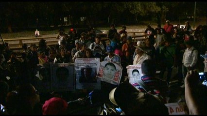 Plantón frente a casa presidencial inician padres de 43 estudiantes de Ayotzinapa