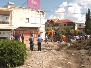 SHEMBET MONUMENTI I “DY GISHTAVE” NE QENDER TE KAVAJES,BASHKIA NUK E ZHVENDOSTE DOT LAJM