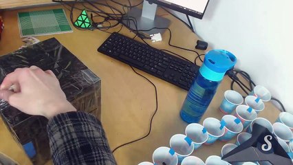 Son Rubik's cube géant s'effondre