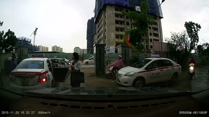 TRANH GIÀNH KHÁC HAI TÀI XẾ TAXI GROUP ĐÁNH NHAU KINH HOÀNG (2)