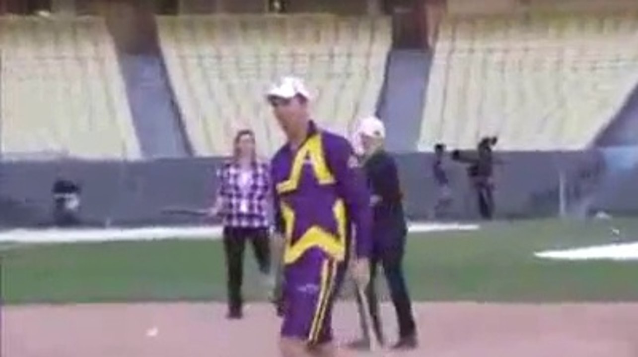 Cricket All Stars trying baseball -