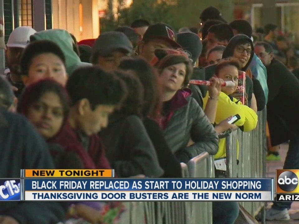 Lines form outside stores on Thanksgiving
