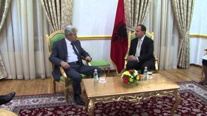 RESPEKTIMI I TE DREJTAVE TE SHQIPTAREVE NE MAQEDONI, ALI AHMETI TAKOHET ME NISHANIN