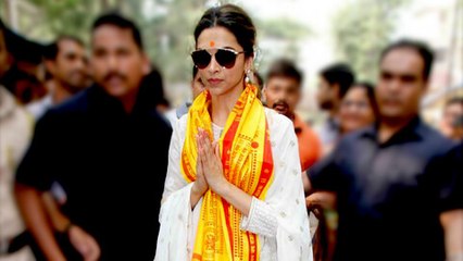 (VIDEO) Deepika Padukone Seeks Blessigs At Siddhivinayak Temple For Tamasha