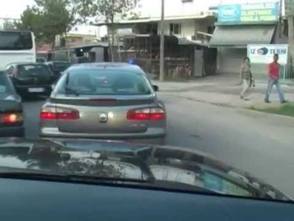 POLICIA RRUGORE NE AKSION,NE TIRANE PEZULLOHEN 250 PATENTA,VIHEN EDHE MBI 2500 GJOBA LAJM