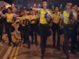 POLICIA NE HONG KONG PERDOR GAZ LOTSJELLES PER TE NDALUR TUBUESIT PRO DEMOKRACISE LAJM