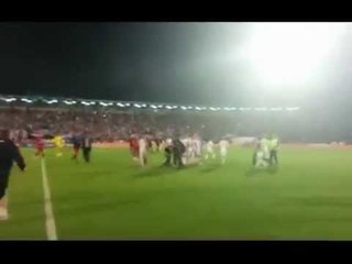 TENSIONOHEN MARREDHENIET,SHQIPERIA NOTE PROTESTE SERBISE PER DHUNEN NE BEOGRAD LAJM