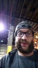 Il fait manger de la crotte de chien à son pote... Blague horrible